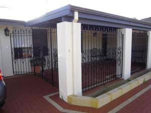 cerramiento_de_hierro_con_ornamentaciones_para_porche_de_vivienda_baja_en_gipuzkoa